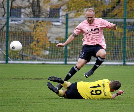 Julian Dieber (oben) tritt mit Lochtum bei der Zweiten des MTV Wolfenbüttel an, Rammelsbergs Kapitän Jerom Schliesenski spielt in Üfingen.  