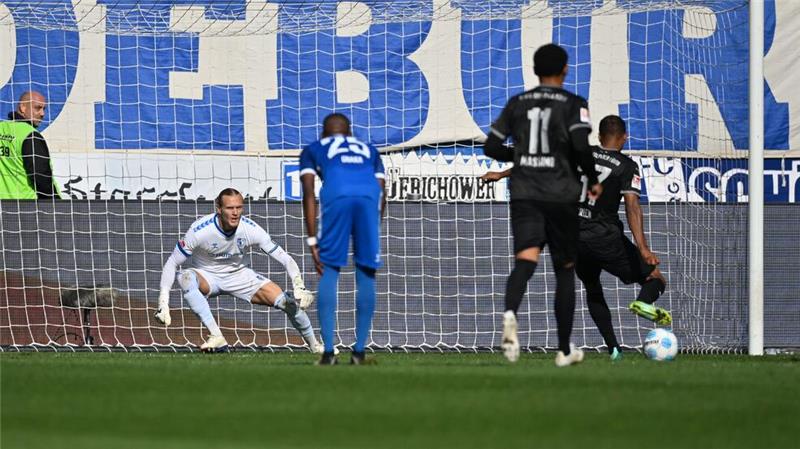 Julian Green (r) von Greuther Fürth trifft gegen Torwart Dominik Reimann von Magdeburg zum 2:1.