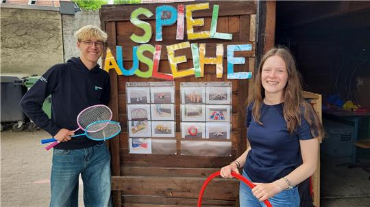 Julian Heger und Annika Masuch vor der Spiele-Ausleihe, die von den beiden im Rahmen ihres Freiwilligendienstes ins Leben gerufen wurde.