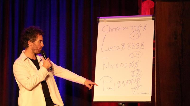 Poetry-Slam im Bündheimer Schloss: Applaus entscheidet über Sieg Julian Heun ist der neue Moderator und somit der Herr über die Punktezahlen.