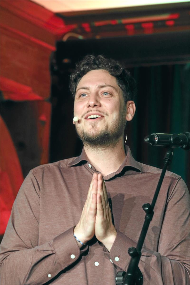 Kirsten Fuchs gewinnt Poetry Slam im Bündheimer Schloss Julian Heun lässt sich ab jetzt keine schönen Momente mehr entgehen.