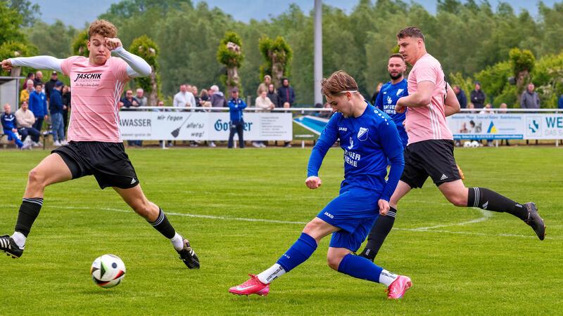 Julian Laue (M.) eröffnet den Torreigen beim 3:1-Sieg der FG Vienenburg/Wiedelah gegen den MTV Salzdahlum. Foto: Drechsler