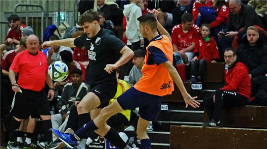 Julian Laue (l.) und die FG Vienenburg/Wiedelah wollen am Samstag in der Goldenen Aue nun auch beim eigenen Hallenfußballturnier vorn mitmischen.