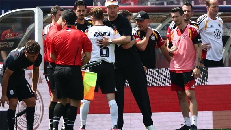 Julian Nagelsmann bedankt sich bei Joshua Kimmich. 