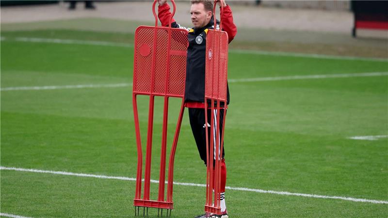 Julian Nagelsmann beobachtet das Training. 