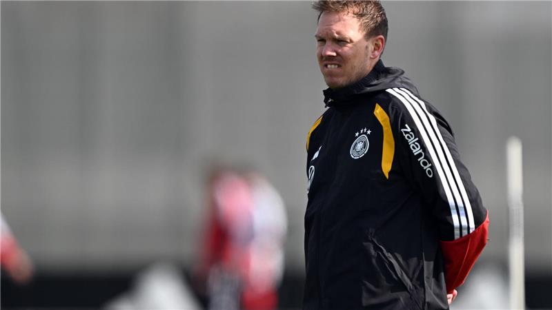 Julian Nagelsmann beobachtet das Training der Nationalmannschaft. 