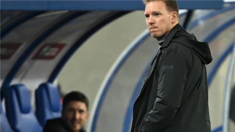 Julian Nagelsmann blickt skeptisch auf den Platz. 