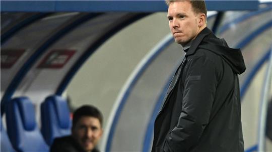 Julian Nagelsmann blickt skeptisch auf den Platz. 