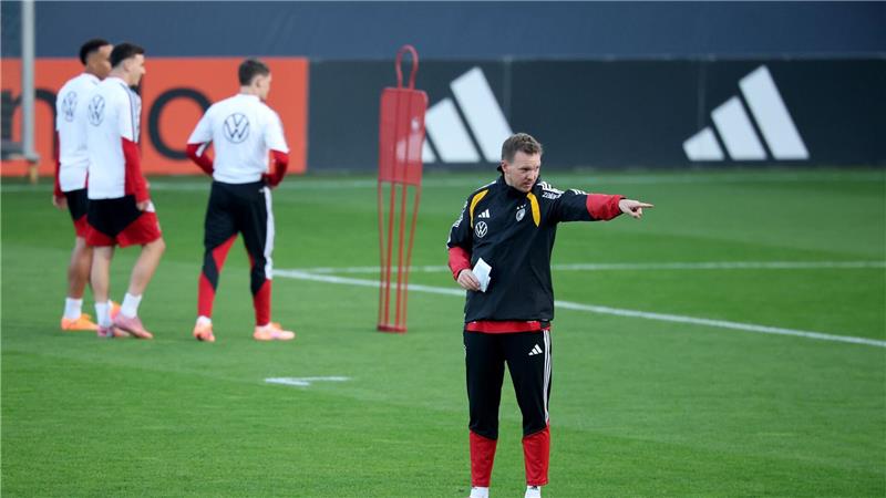 Julian Nagelsmann gibt Anweisungen im Training.
