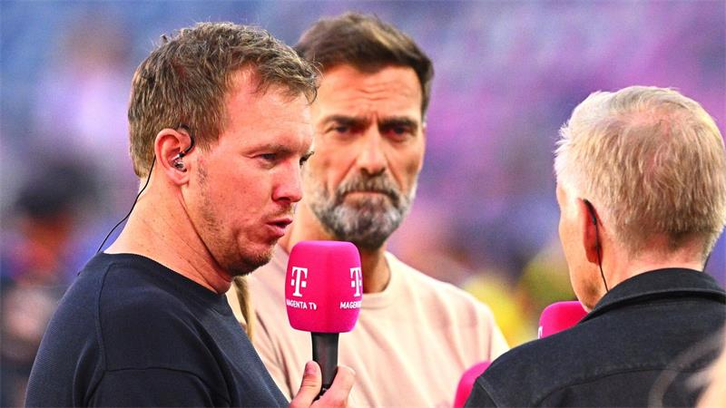 Julian Nagelsmann im Interview - und Jürgen Klopp hört zu.  