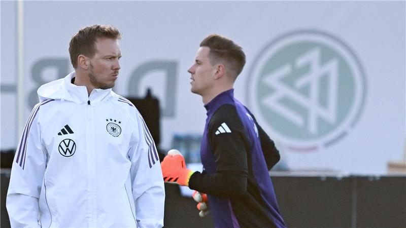 Julian Nagelsmann kann nicht wie erhofft mit dem verletzten Marc-André ter Stegen (r) planen. (Archivbild)