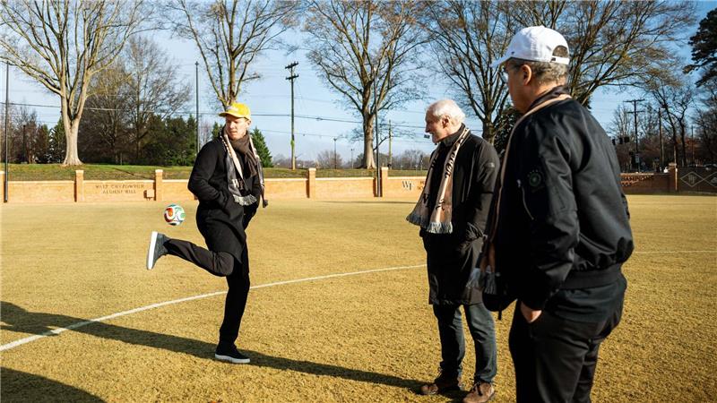 Privat-Uni und „Königsbett“ als Nagelsmanns WM-Quartier Julian Nagelsmann (l) kickt mit einem kleinen WM-Ball im WM-Quartier der Nationalmannschaft.