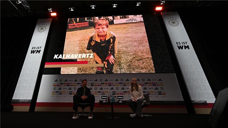 Der „Unterschätzte“: Geburtstagskind Havertz als X-Faktor Julian Nagelsmann (l) lobt Kai Havertz bei der WM-Nominierung in einem Video, das den Arsenal-Profi (oben) als kleinen Jungen zeigt. (Archivbild)
