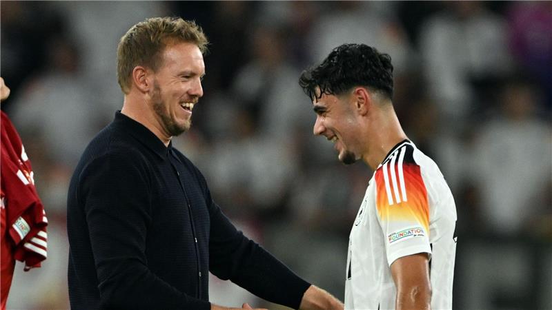 Empörter Nagelsmann wehrt sich gegen „wahnsinnige Dinge“ Julian Nagelsmann (l) und Aleksandar Pavlovic - der junge Münchner debütierte unter dem Bundestrainer in der Nationalmannschaft.