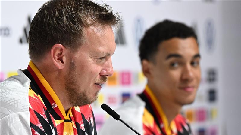 Julian Nagelsmann (l.) und Jamal Musiala (r.) sprechen bei der DFB-Pressekonferenz. 