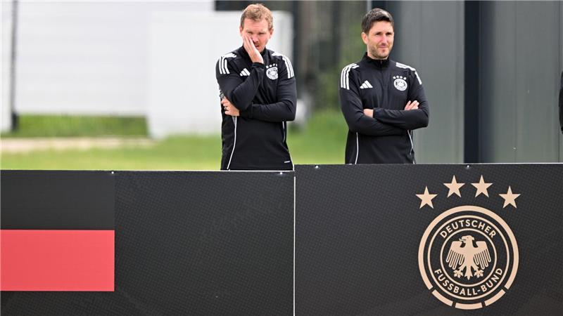 Julian Nagelsmann (l) will mit der Nationalmannschaft ins Finale der Nations League. 
