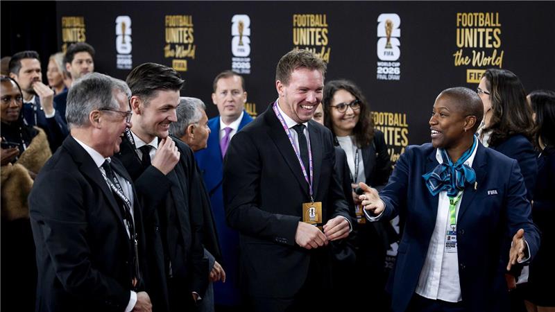 Julian Nagelsmann läuft über den Roten Teppich bei der WM-Auslosung. 