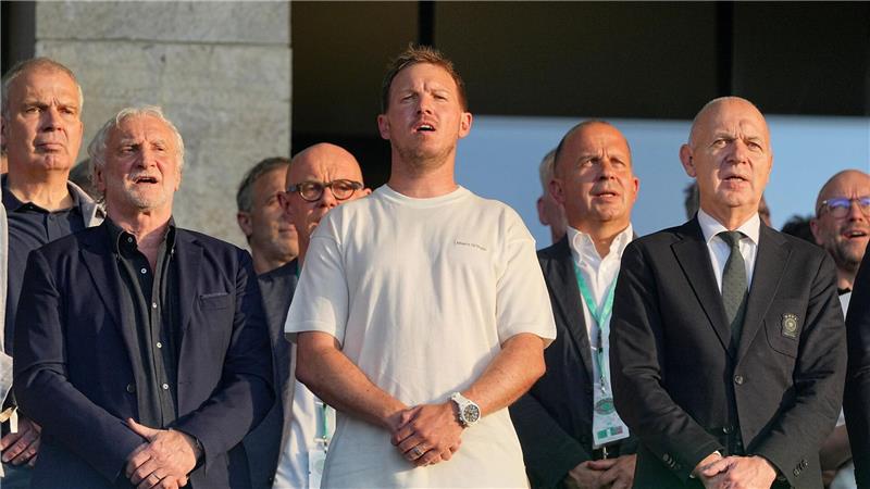 Julian Nagelsmann (m.) steht zwischen DFB-Sportdirektor Rudi Völler (l.) und Verbandschef Bernd Neuendorf (r.) auf der Tribüne des Berliner Olympiastadions. 