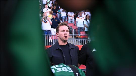 Julian Nagelsmann mag die Situation bei der Nationalhymne mit den Fotografen vor ihm nicht. 