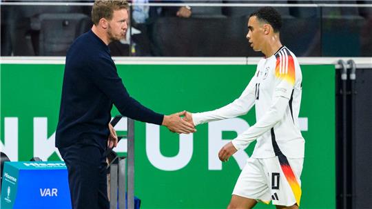 Julian Nagelsmann muss noch warten, bis er Jamal Musiala wieder im Kreis der Nationalmannschaft begrüßen kann. (Archivbild)