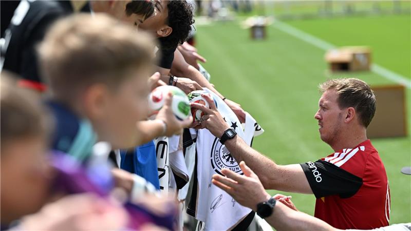 Ohne Neuer in den Test der Emotionen - Karl droht WM-Aus Julian Nagelsmann schreibt Autogramme für Fans der Nationalmannschaft (Archivbild).
