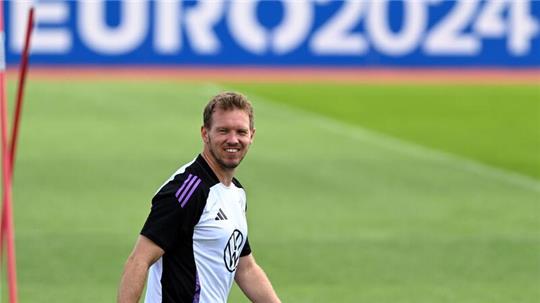Julian Nagelsmann traibt vor dem Achtelfinale die Abwehr-Frage rum.