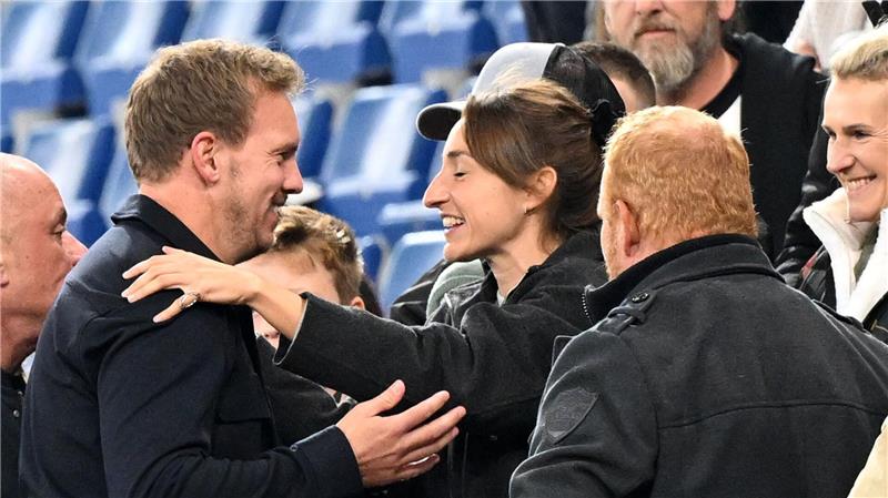 Mit Dreiklang nach Belfast: Gier, Galligkeit und gute Laune Julian Nagelsmann umarmt seine Lebensgefährtin nach dem Sieg gegen Luxemburg.