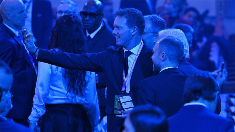 Friedenspreis für Trump spaltet: „Seine Weltmeisterschaft“ Julian Nagelsmann unterhält sich im Saal bei der WM-Auslosung.