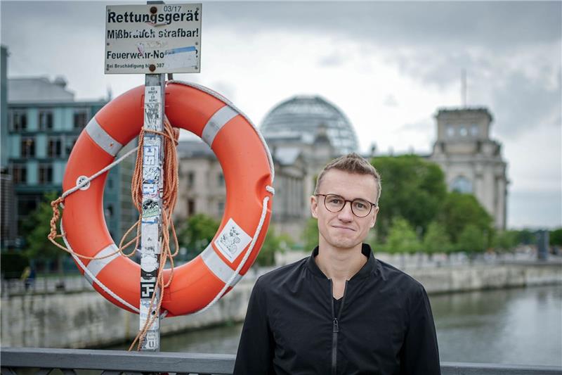 Zwei Jahre nach der Wahl: Ein Seenotretter im Parlament Julian Pahlke (Bündnis 90/Die Grünen) war in der zivilen Seenotrettung auf dem Mittelmeer aktiv.