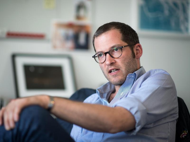 Bild, Sex, Lügen und Videos: Aus dem Reich der Propaganda-Assistenten Julian Reichelt, damals Chefredakteur "Bild Digital" und Vorsitzender der "Bild"-Chefredaktionen, sitzt bei einem Gespräch mit der Deutschen Presse-Agentur dpa in seinem Büro in Berlin. (Archivbild). Foto: picture alliance / Bernd von Jutrczenka/dpa