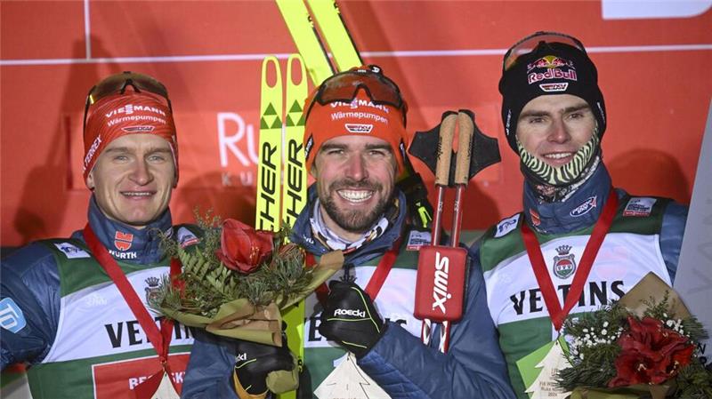 Julian Schmid (l), Johannes Rydzek (M) und Vinzenz Geiger sorgten in Finnland für ein deutsches Podest in der Norischen Kombination.