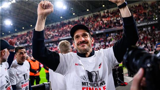 Julian Schuster jubelte emotional über den Finaleinzug - und möchte seinen Weg mit dem SC Freiburg nun krönen. (Archivbild)