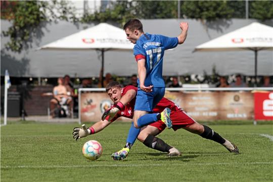Julian Skazel streckt sich vergeblich: Vienenburgs Justin Rimbach umkurvt den Schlussmann des TSV Immenrode und markiert den Treffer zum 1:0. Foto: Gietemann