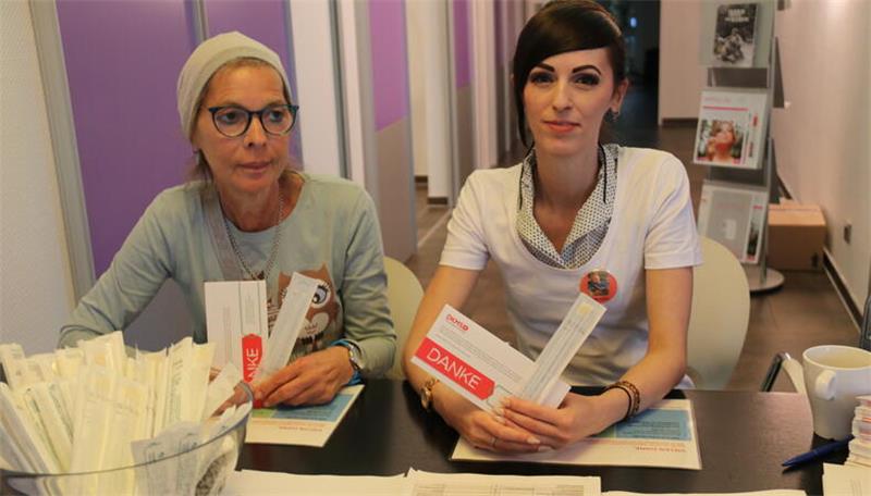 Leukämie: 350 Spender wollen Julian (13) aus Langelsheim helfen Julians Oma Karin Böttcher (links) und seine Tante Maren Brötling geben die Tupfer aus.