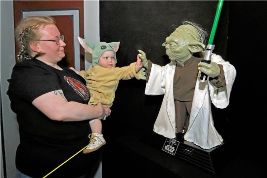 Julie Köhler und die eineinhalbjährige Lotti inspizieren Meister Yoda. Foto: Epping