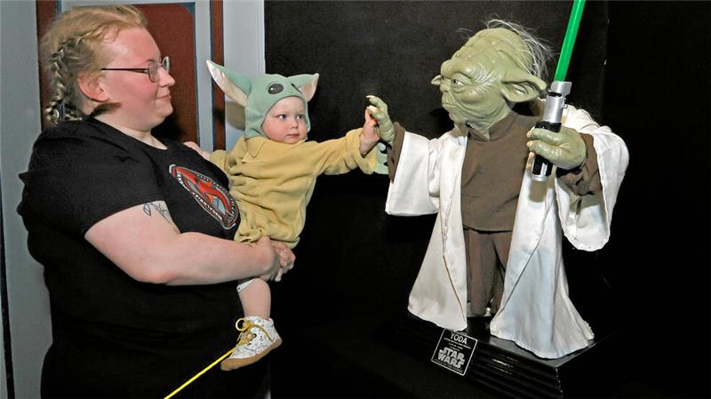 Julie Köhler und die eineinhalbjährige Lotti inspizieren Meister Yoda.