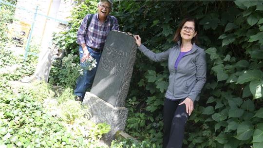 Julie Levy-Robinowitz und Ken Robinowitz auf dem jüdischen Friedhof am Grab von Julius und Louise Levy.