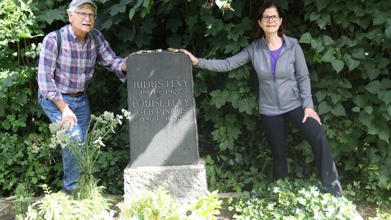 Stolpersteine: Mitglieder der Familie Levy zu Gast in Goslar Julie Levy-Robinowitz und Ken Robinowitz auf dem jüdischen Friedhof am Grab von Julius und Louise Levy.