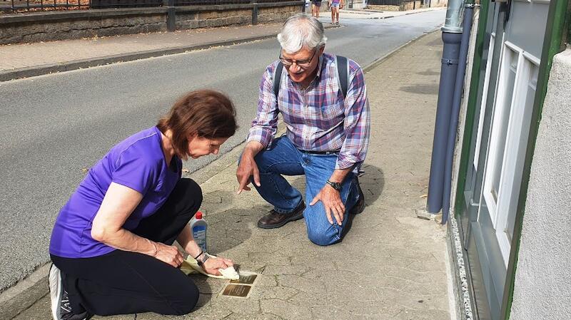 Stolpersteine: Mitglieder der Familie Levy zu Gast in Goslar Julie und Ken Robinowitz polieren die Stolpersteine von Dagobert und Margarete Levy in der Kornstraße 7.