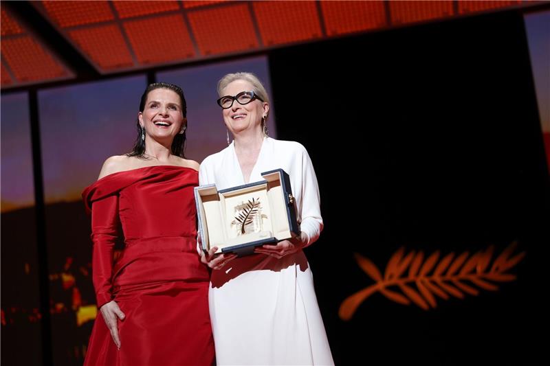 Filmfestspiele in Cannes eröffnet Juliette Binoche (l) und Meryl Streep mit Ehrenpalme bei der Eröffnung des 77. Filmfestivals von Cannes.