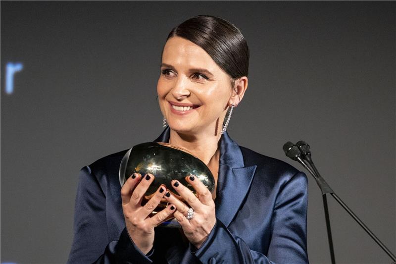 Oscar-Preisträgerin Juliette Binoche wird 60 Juliette Binoche stammt aus einer Künstlerfamilie. Ihr Vater war Regisseur, Schauspieler und Bildhauer, ihre Mutter Schauspielerin und Lehrerin.