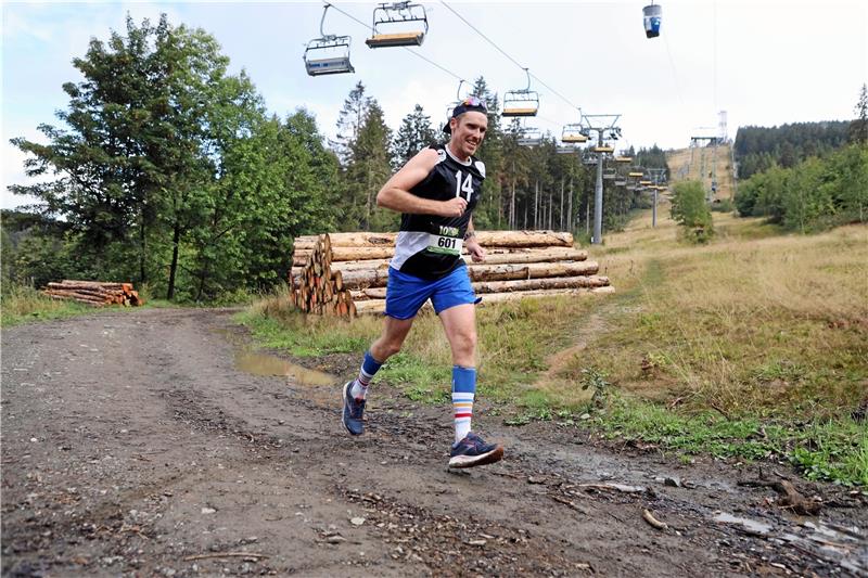 Busch verteidigt Vorjahressieg beim 10-Teiche-Marathon Julius Hansen aus Laatzen läuft durch die Natur am Bocksberg vorbei und kommt dem Ziel näher. Foto: Neuendorf