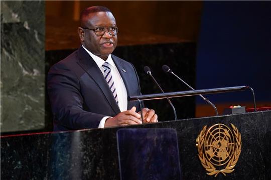 Julius Maada Bio ist Präsident von Sierra Leone. Nach einem Überfall auf ein Waffenlager des Militärs hat die Regierung eine landesweite Ausgangssperre verhängt.