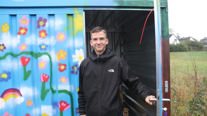 Vienenburger Vicco-von-Bülow-Oberschule weiht Schulwald ein Julius Päschke (10 b) öffnet den Container: Hier bewahrt die Schule Bänke, Tische und Gartengeräte auf.