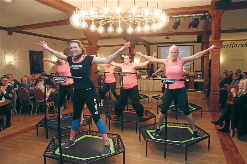 Bad Harzburger Rat will Vereine unterstützen Jumping Fitness (hier eine Vorführung bei der Sportlerehrung 2018) ist eine neue Trendsportart, die in vielen Vereinen angeboten wird. Dafür braucht es Musik und deshalb sollen Musikanlagen nun auch im Rahmen der Sportförderrichtlinien bezuschusst werden können. Archivfoto: Schlegel
