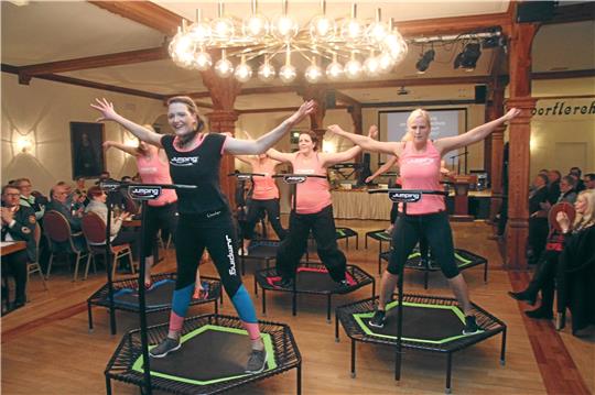 Jumping Fitness (hier eine Vorführung bei der Sportlerehrung 2018) ist eine neue Trendsportart, die in vielen Vereinen angeboten wird. Dafür braucht es Musik und deshalb sollen Musikanlagen nun auch im Rahmen der Sportförderrichtlinien bezuschusst werden können. Archivfoto: Schlegel