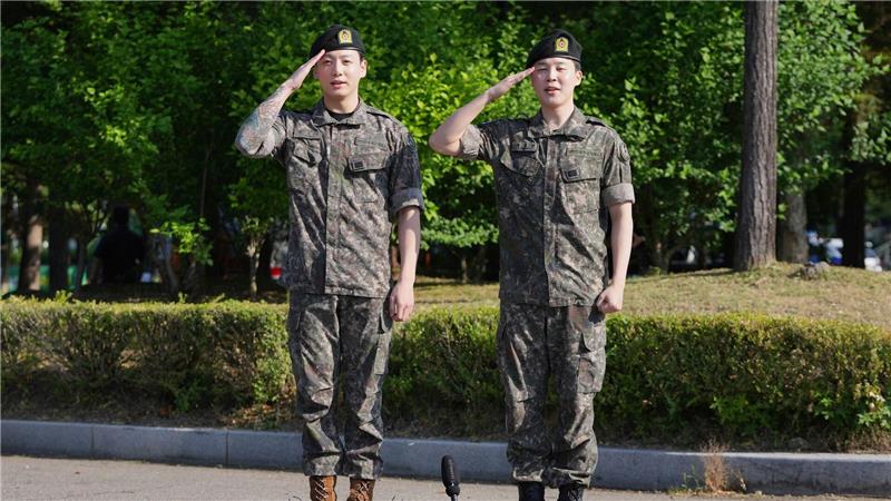 Jung Kook und Jimin (rechts) salutieren im Juni nach ihrer Entlassung aus dem Militärdienst. (Archivbild)