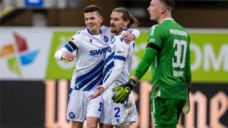 Karlsruhe springt nach Sieg in Paderborn an Tabellenspitze Jung bringt Karlsruhe in Paderborn in Führung.