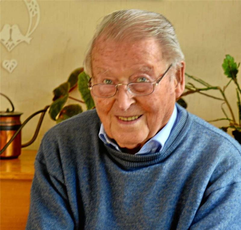Jung gebliebener Naturfreund und verehrter Lehrer: Die 100 sieht man Albrecht Gerlach nicht an.  Foto: Dr. Alfred Schuster