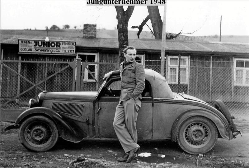 Vom erfolgreichen Unternehmer zum Kunstmäzen Jung und schnieke: Theodor Karl Peter Schenning vor seinem Junior-Werk 1949. Das Foto stammt aus Friedhelm Geyers Buch „Goslar im Krieg und in den Jahren danach“.
